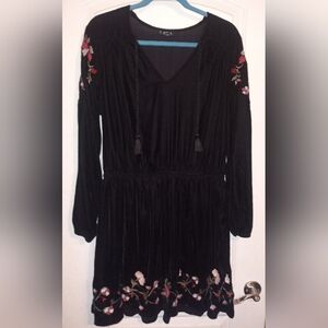 a.n.a Black Velvet V-Neck Floral Embroidery Dress Euc